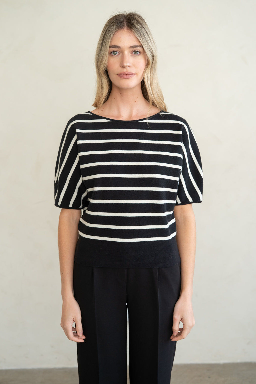 B&W STRIPED SHORT SLEEVE KNIT TOP
