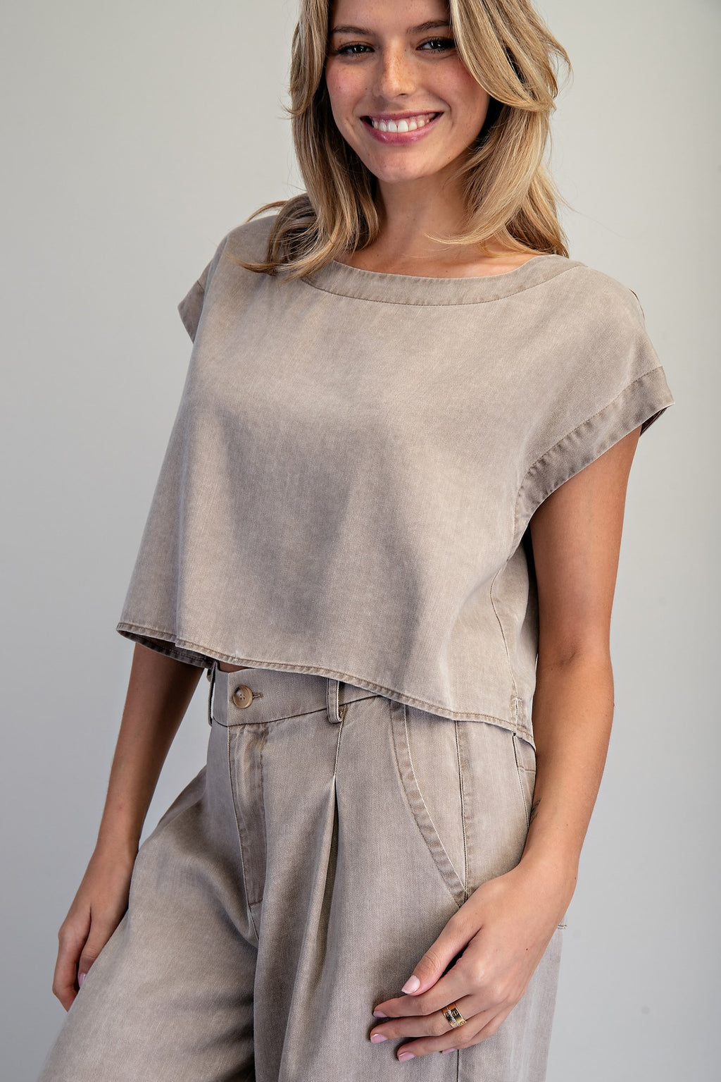 BUTTON BACK SHORT SLEEVE TOP--HAZELNUT