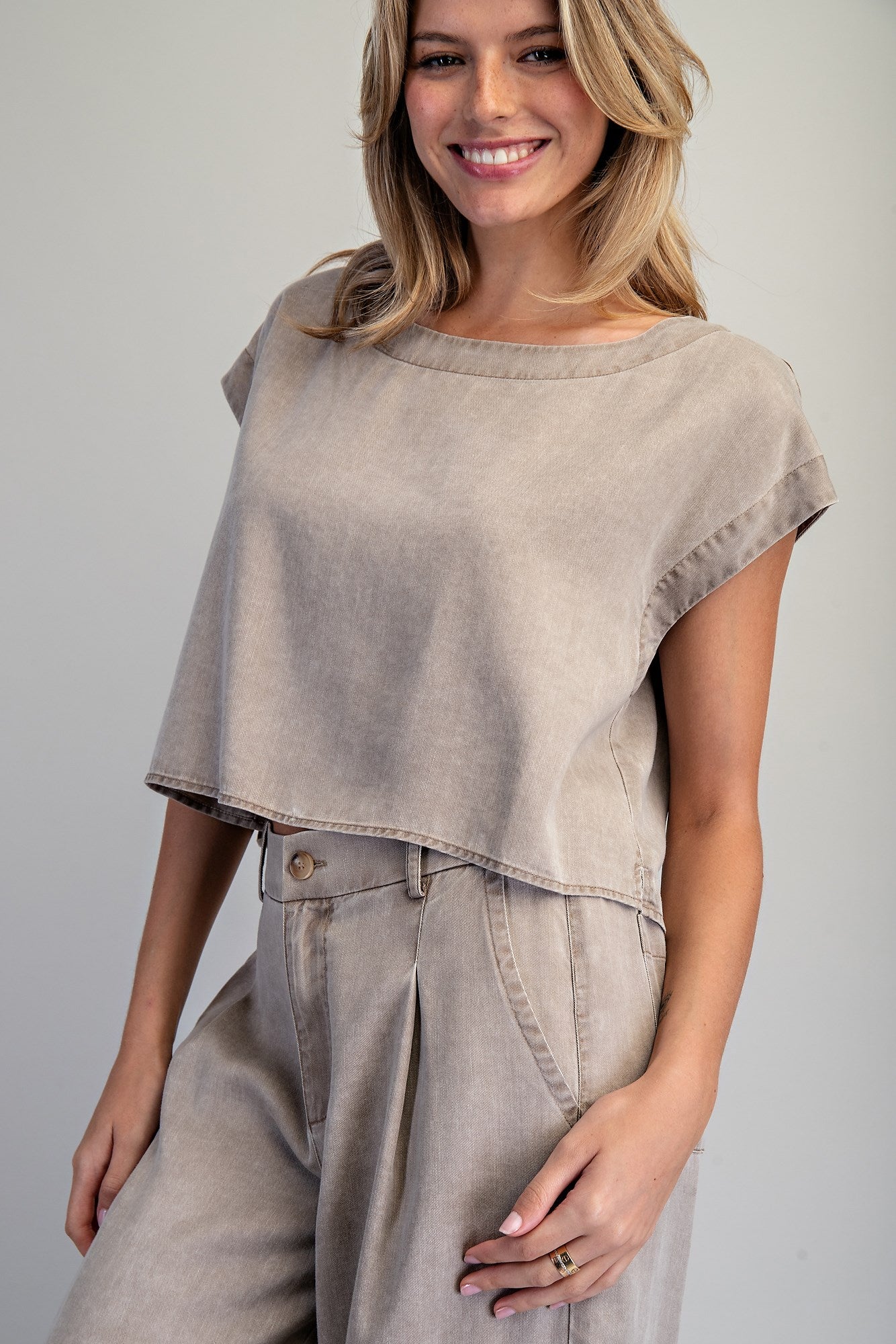 BUTTON BACK SHORT SLEEVE TOP--HAZELNUT