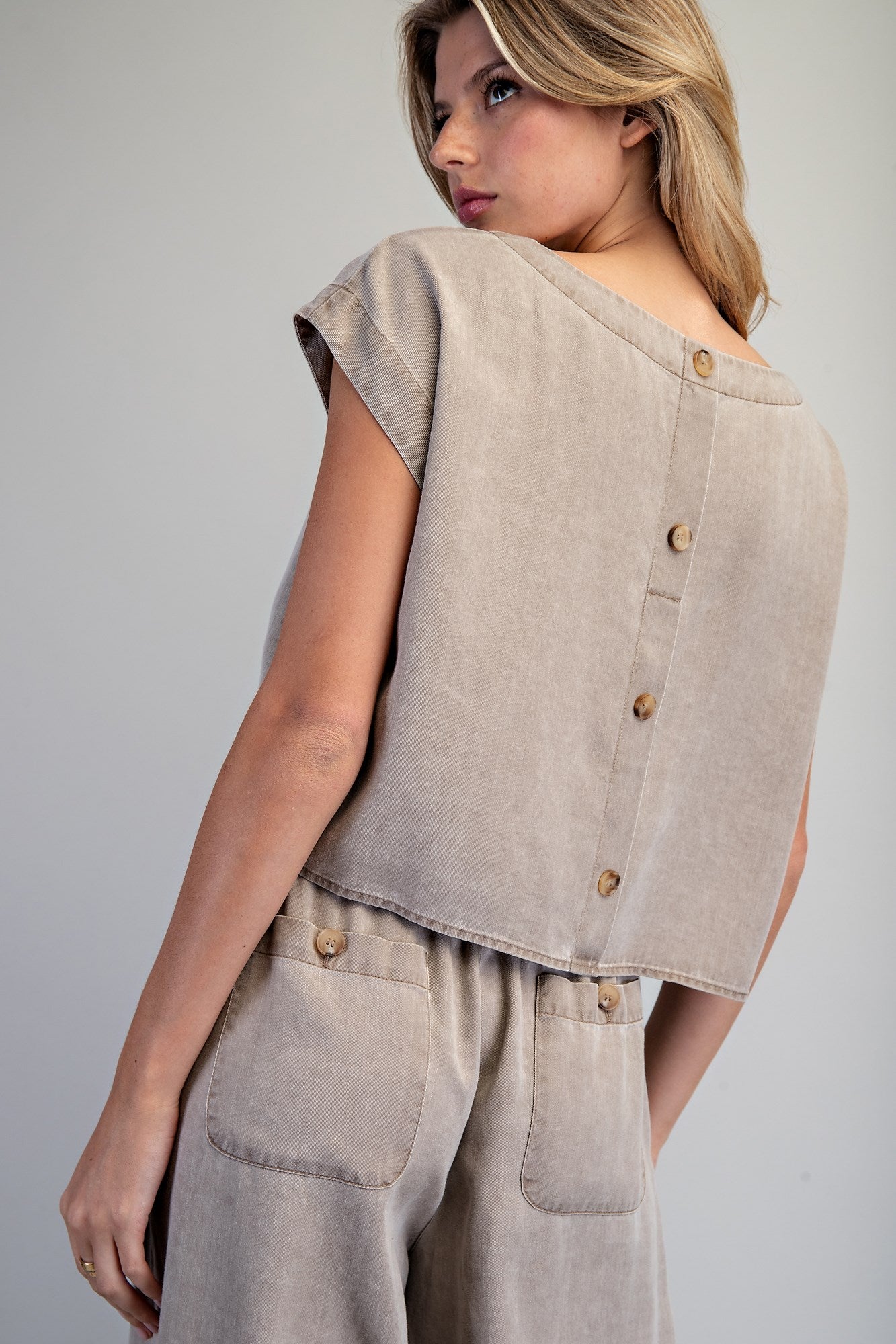 BUTTON BACK SHORT SLEEVE TOP--HAZELNUT