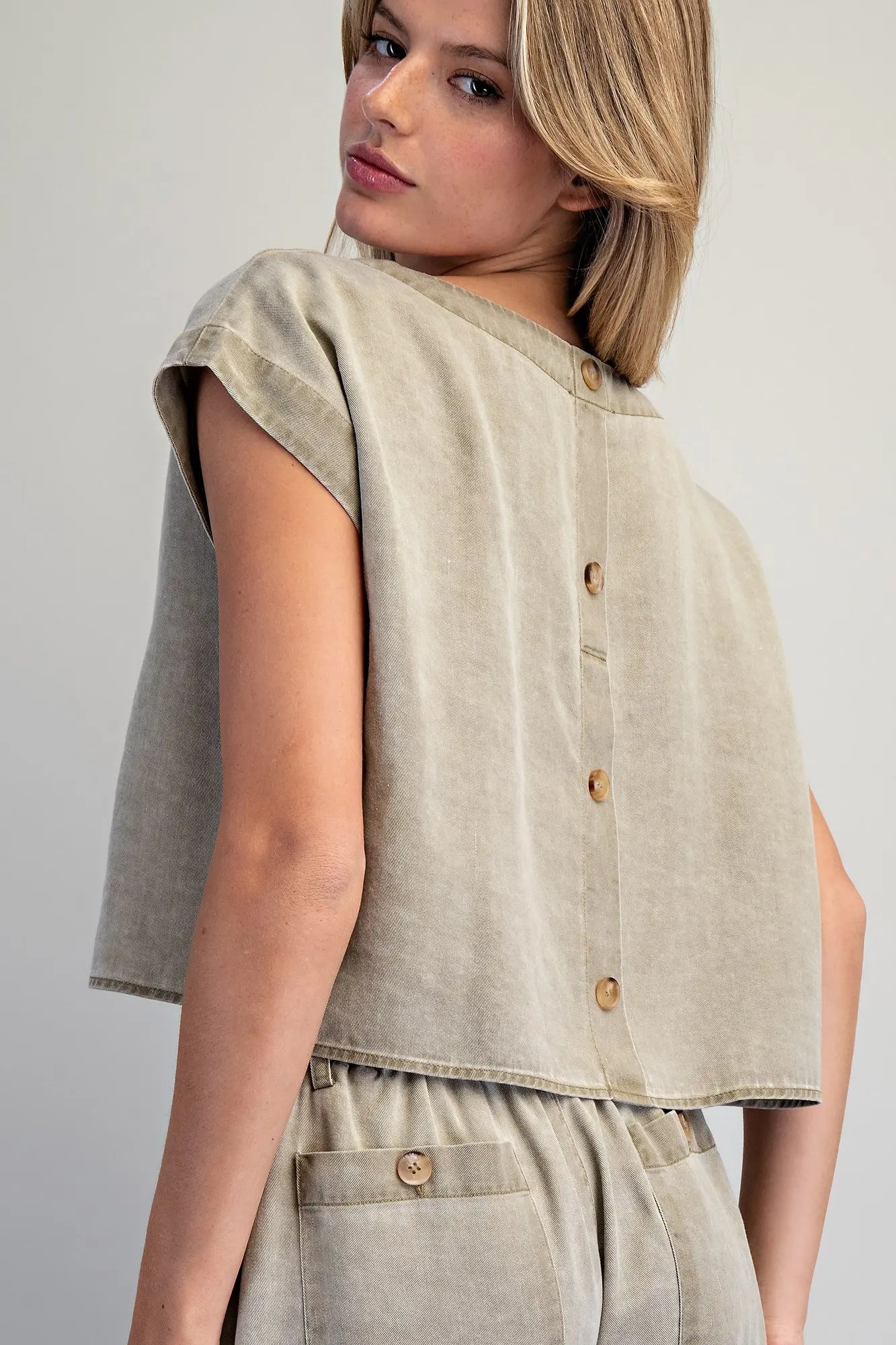 BUTTON BACK SHORT SLEEVE TOP--OLIVE