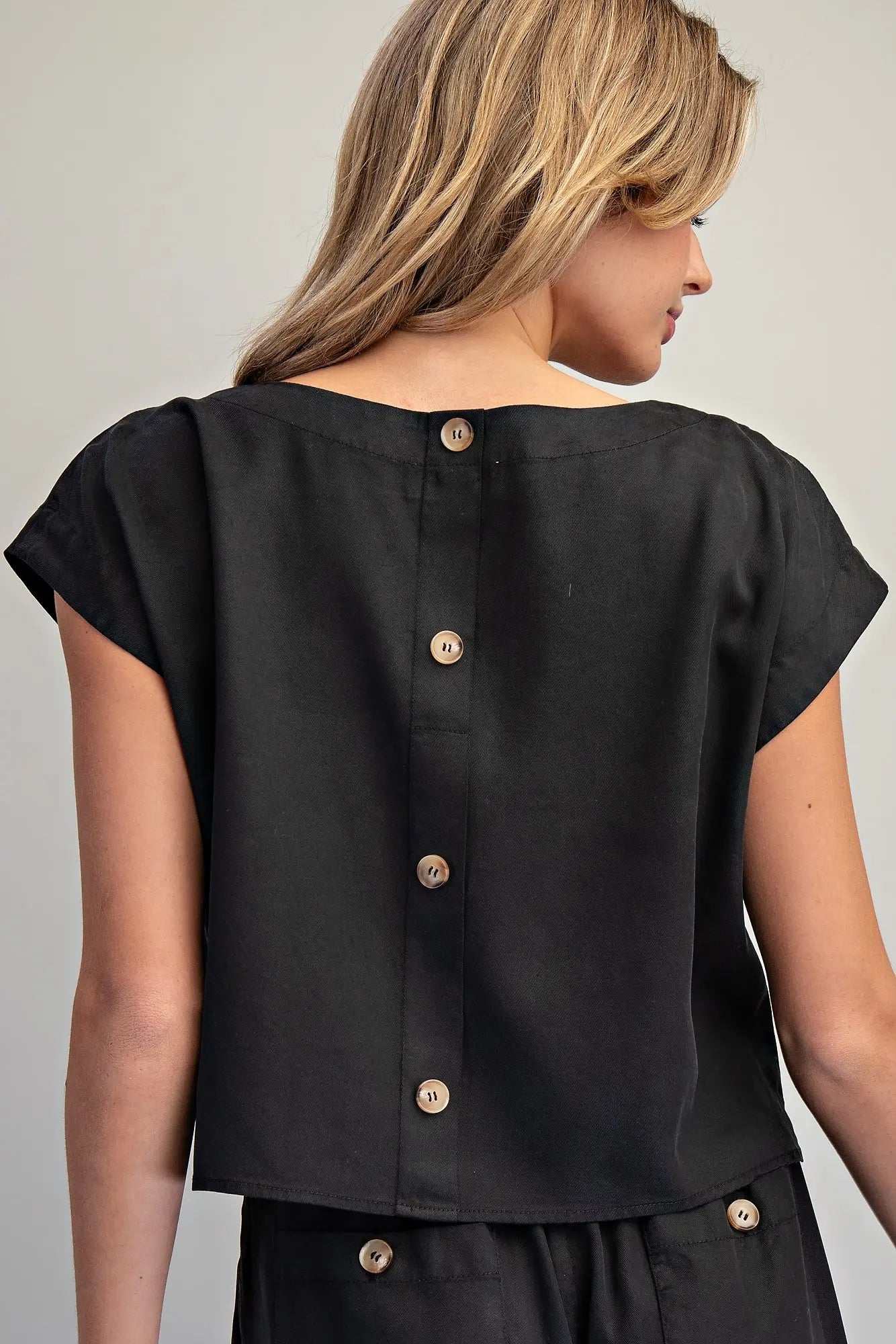 BUTTON BACK SHORT SLEEVE TOP--ASH BLACK