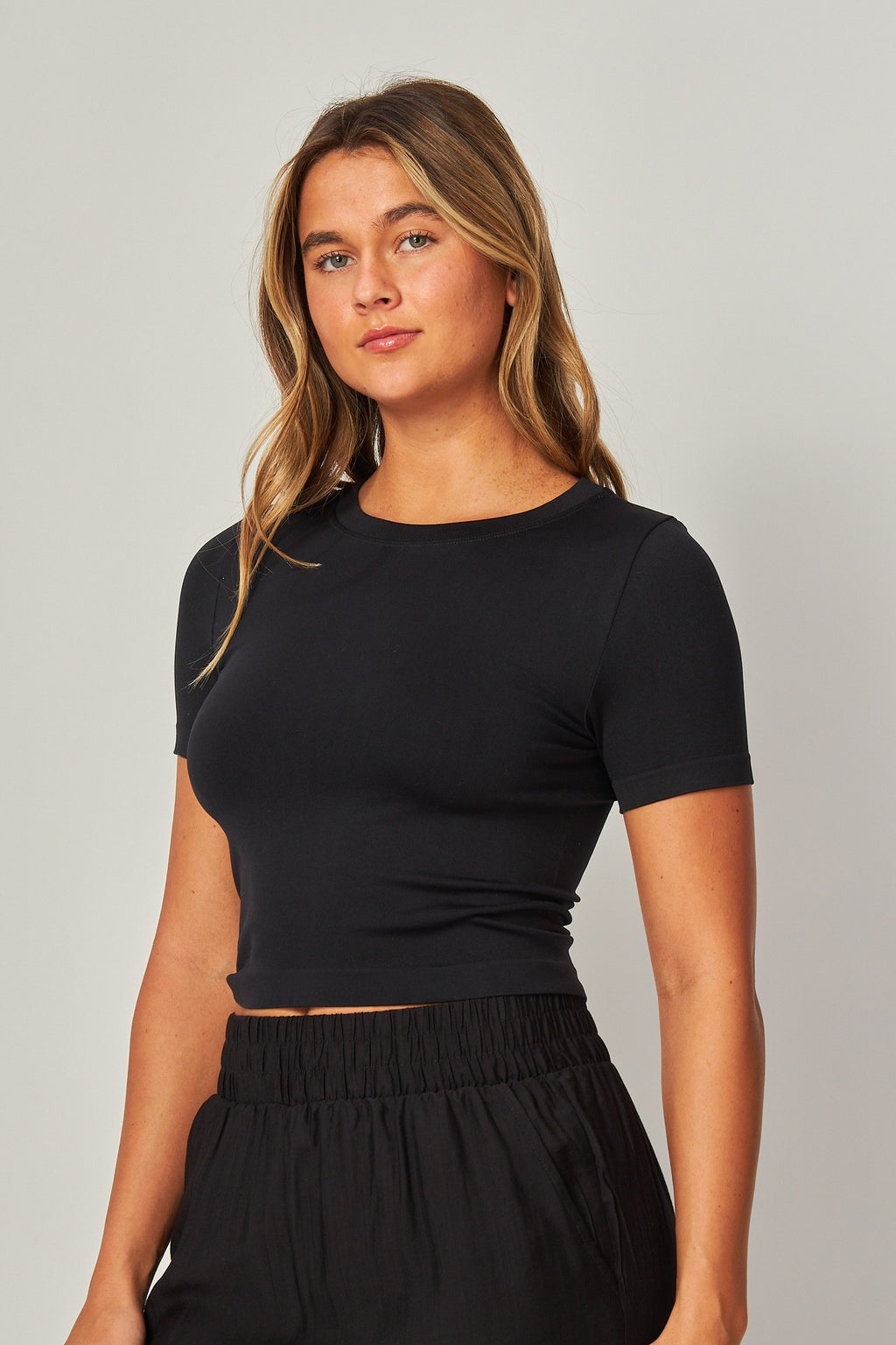 SEAMLESS CREWNECK CROP TOP--BLACK