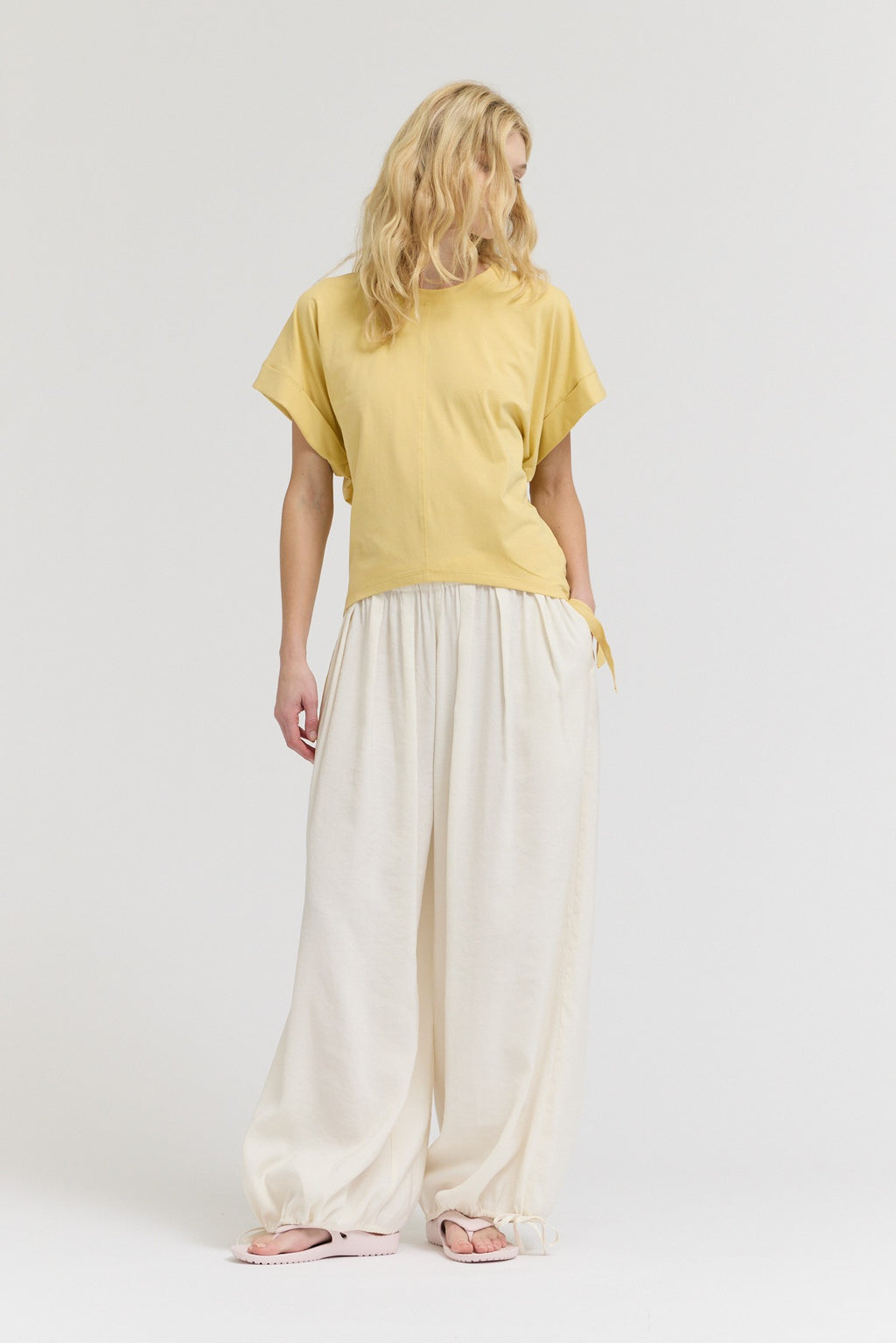 SIDE SCRUNCH TEE--DAFFODIL