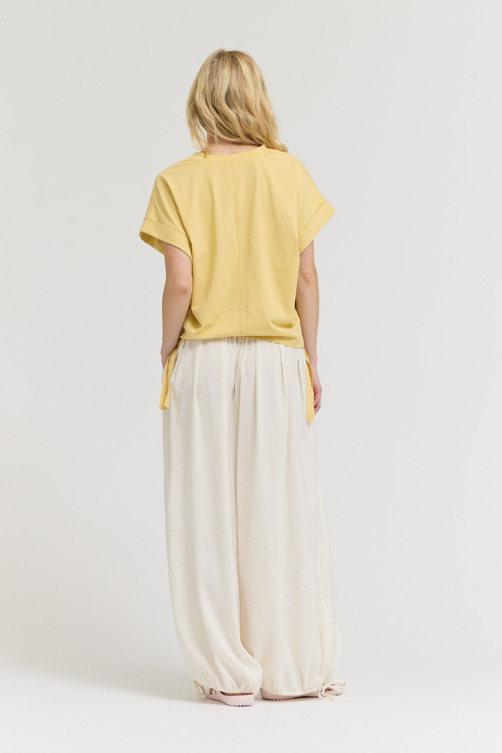 SIDE SCRUNCH TEE--DAFFODIL