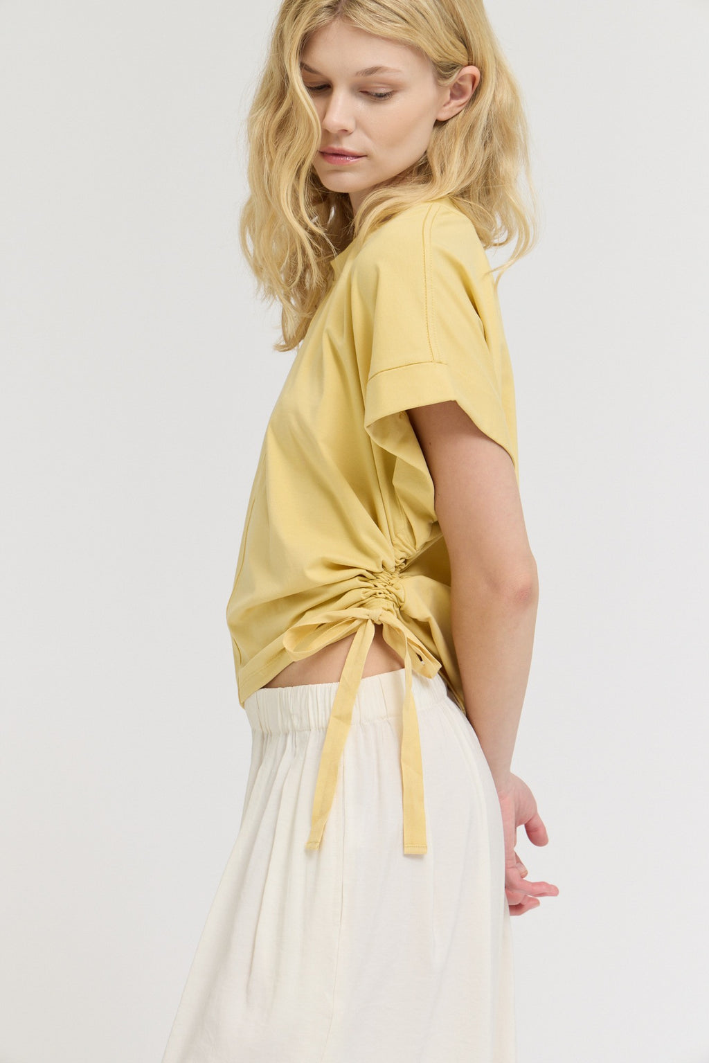 SIDE SCRUNCH TEE--DAFFODIL