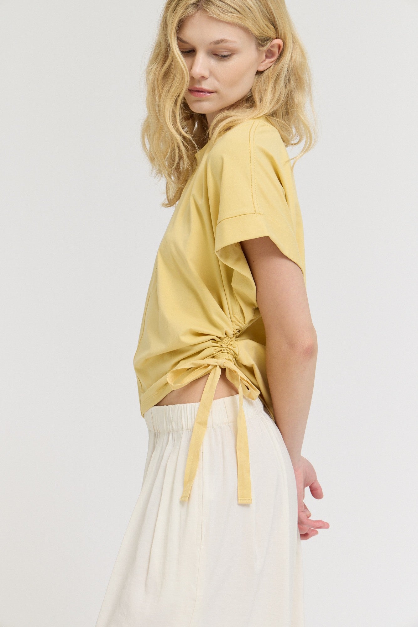 SIDE SCRUNCH TEE--DAFFODIL