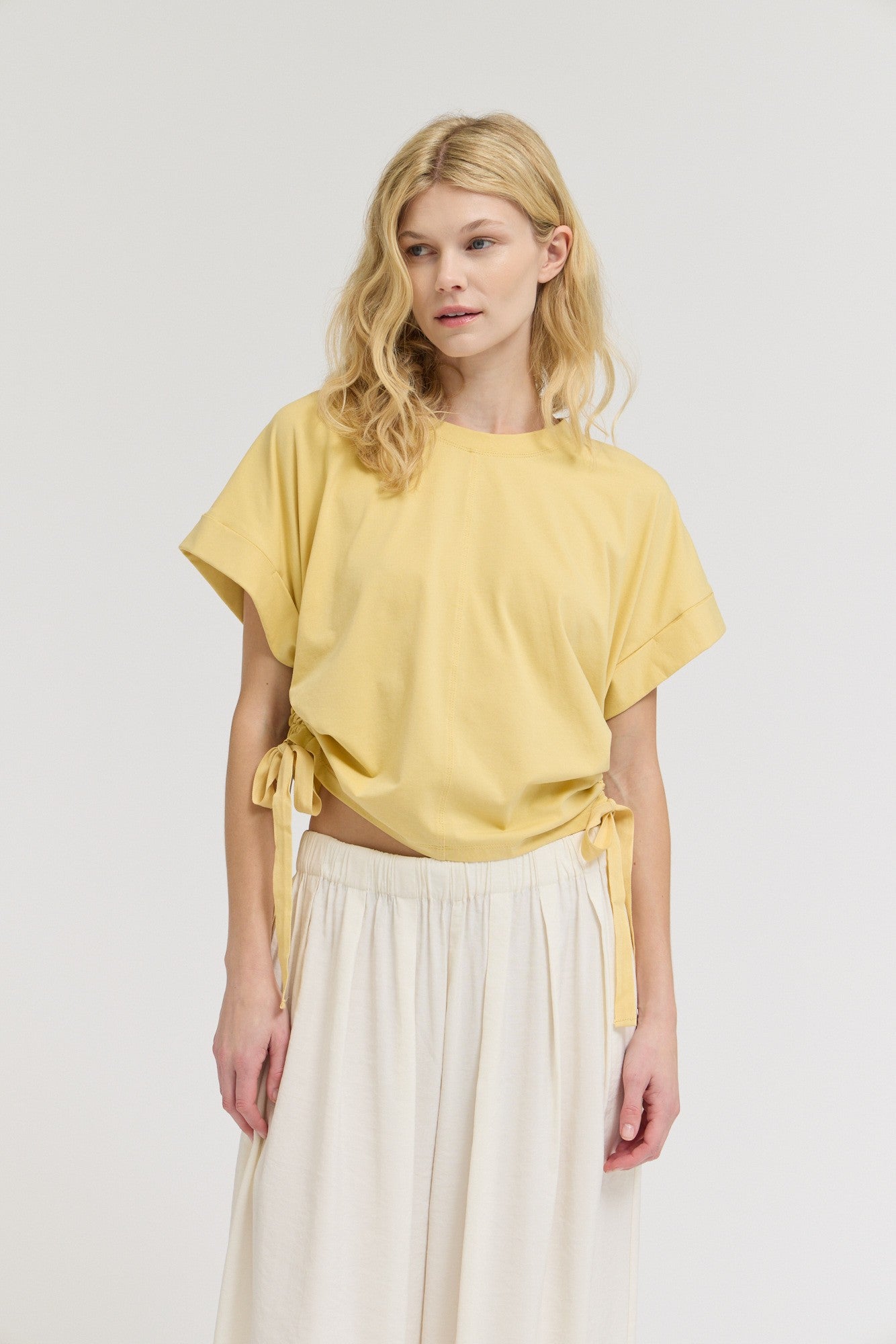 SIDE SCRUNCH TEE--DAFFODIL