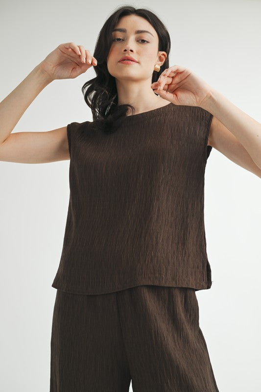 CRINKLE SLEEVELESS TOP--BROWN