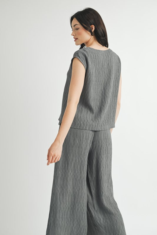 CRINKLE SLEEVELESS TOP--GREY