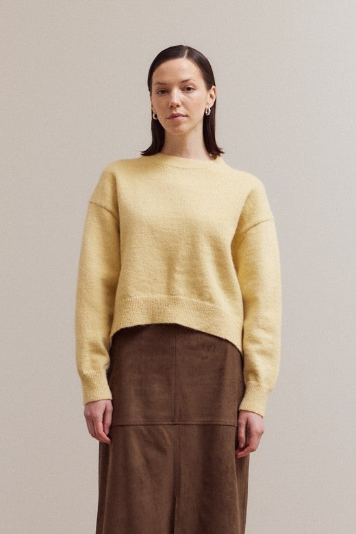 HONEY BUTTER SEAM NECK SWEATER