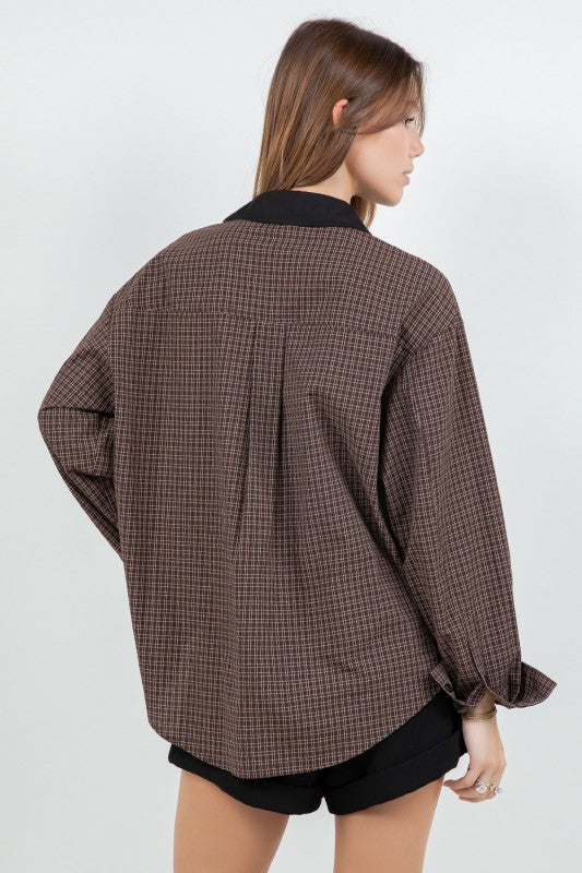 WOVEN PLAID BUTTON DOWN TOP WITH CONTRAST COLLAR--BROWN/BLACK