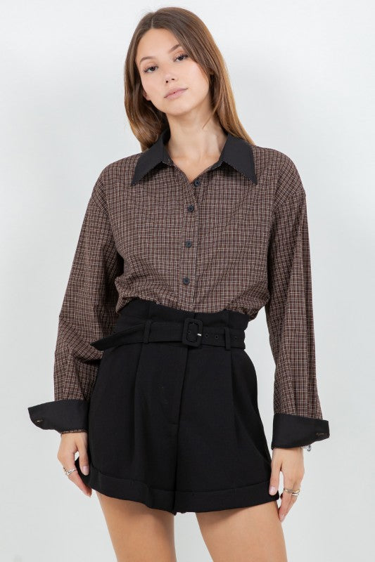 WOVEN PLAID BUTTON DOWN TOP WITH CONTRAST COLLAR--BROWN/BLACK