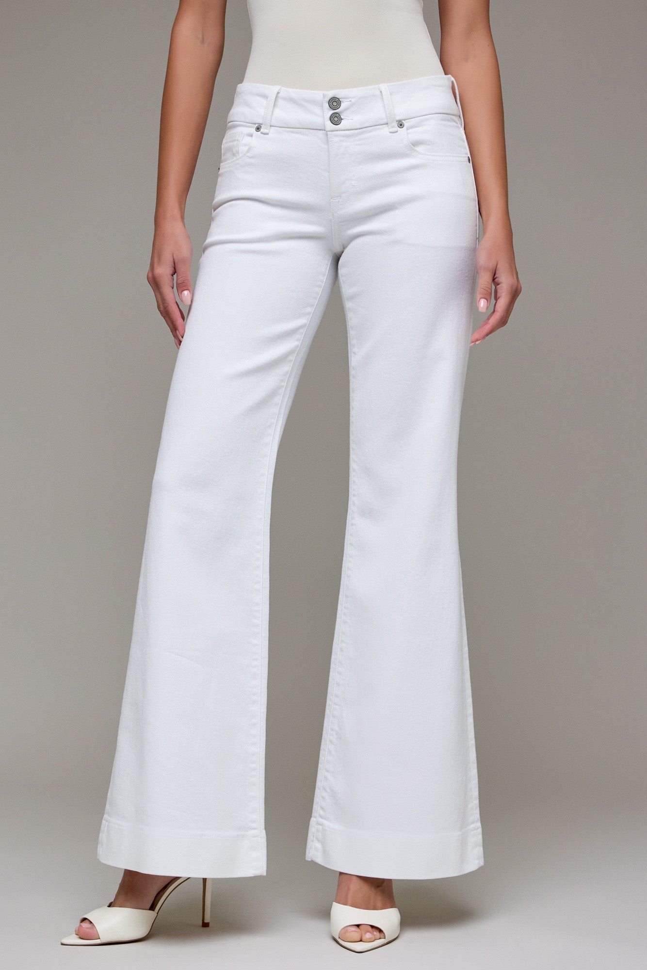 HIDDEN HAPPI LOW RISE DOUBLE BUTTON WAISTBAND FLARE JEANS--WHITE