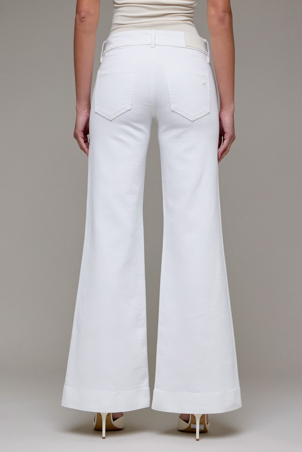 HIDDEN HAPPI LOW RISE DOUBLE BUTTON WAISTBAND FLARE JEANS--WHITE
