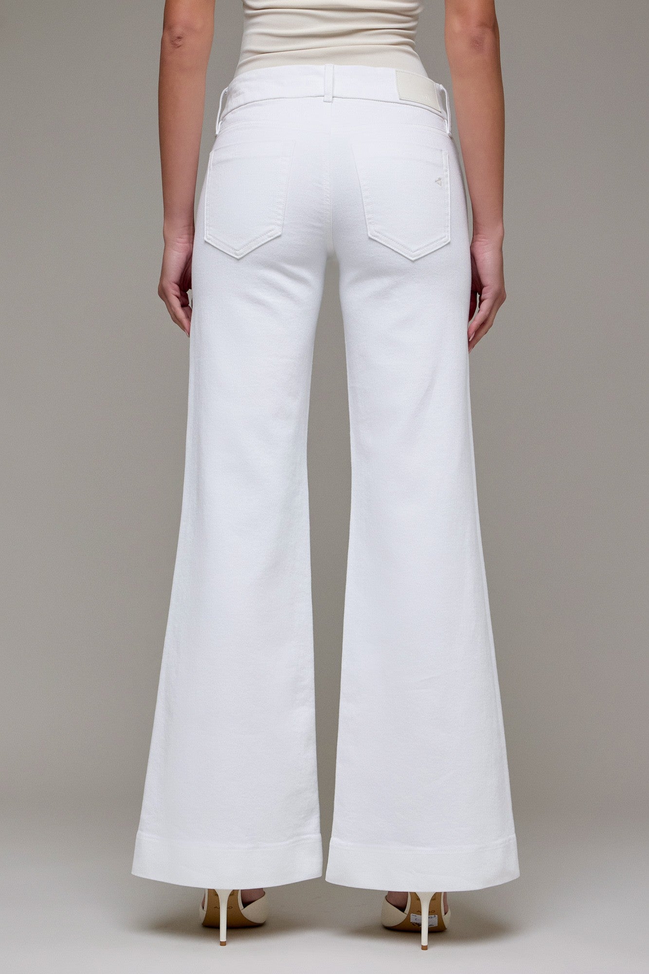 HIDDEN HAPPI LOW RISE DOUBLE BUTTON WAISTBAND FLARE JEANS--WHITE