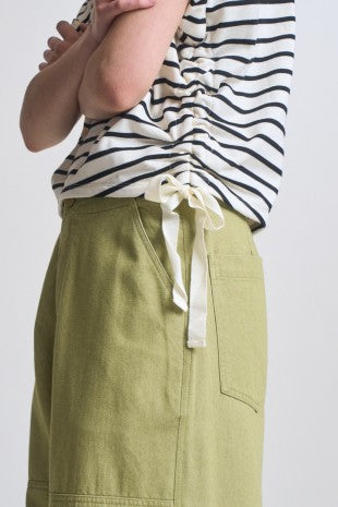 STRIPED SIDE SCRUNCH TEE--BLACK/CREAM