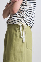 STRIPED SIDE SCRUNCH TEE--BLACK/CREAM
