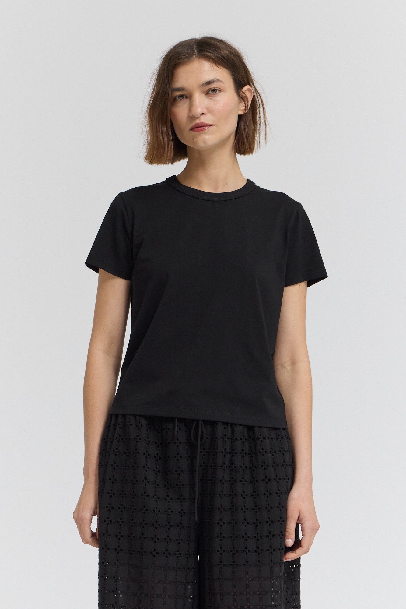 ESSENTIAL ROUND NECK TEE--BLACK