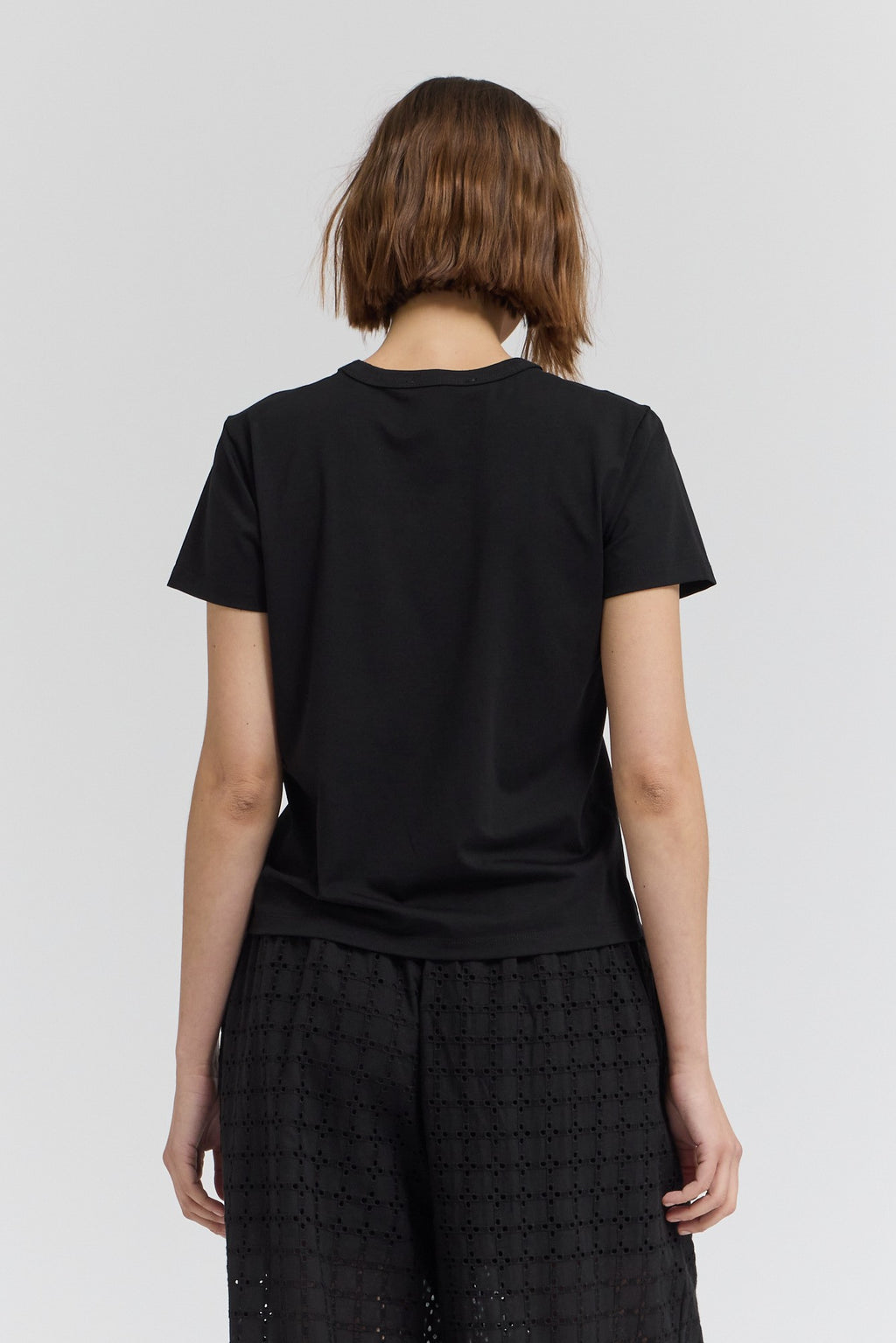 ESSENTIAL ROUND NECK TEE--BLACK