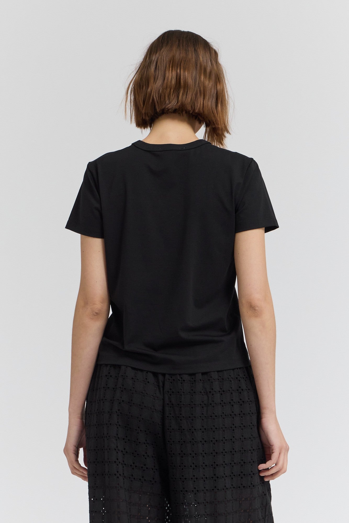 ESSENTIAL ROUND NECK TEE--BLACK