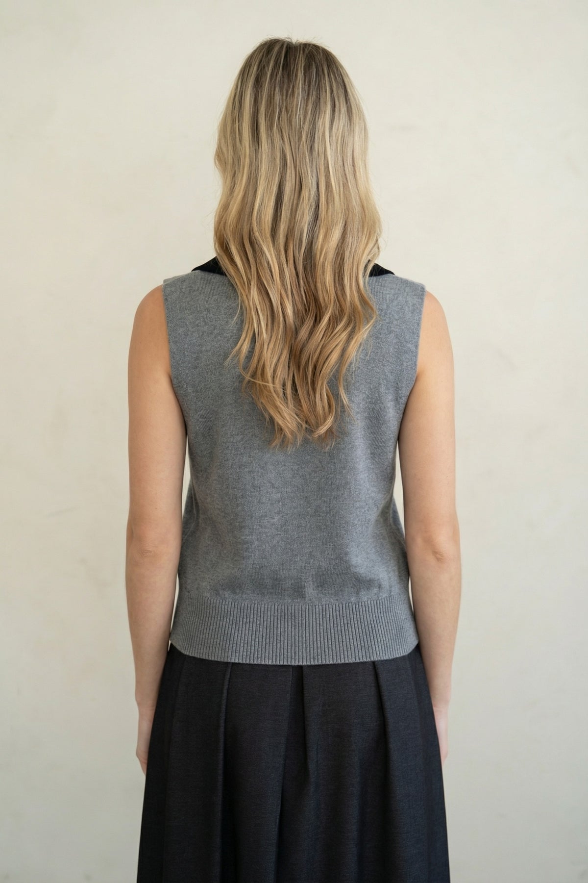 SLEEVELESS COLLARED V-NECK KNIT VEST--GREY