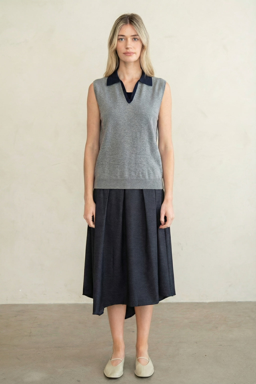 SLEEVELESS COLLARED V-NECK KNIT VEST--GREY