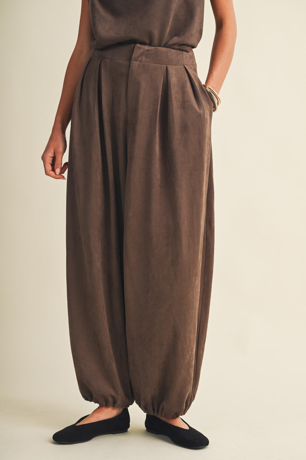 FAUX SUEDE BALLOON PANTS--BROWN