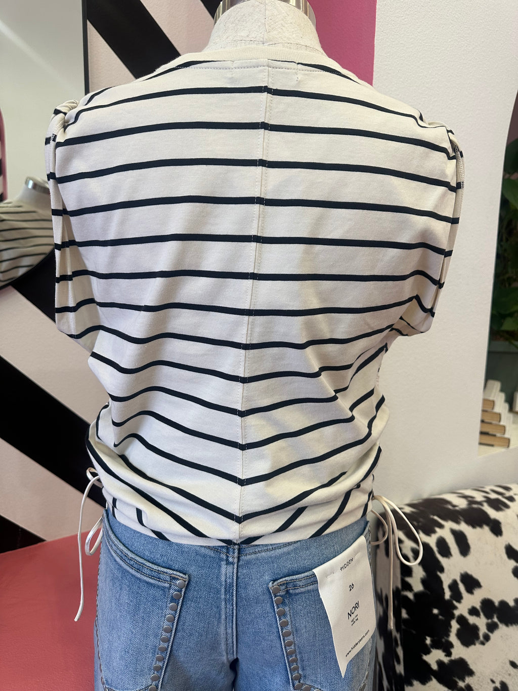 HABITUAL SLEEVELESS CINCHED WAIST TEE--ECRU/BLACK