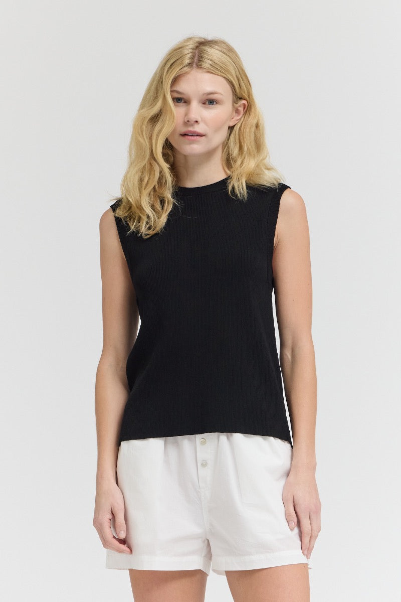 BACK SLIT SLEEVELESS TANK TOP--BLACK