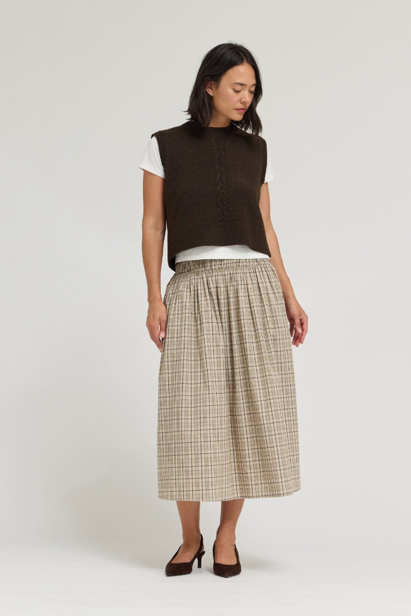 CAROB BROWN CABLE KNIT VEST