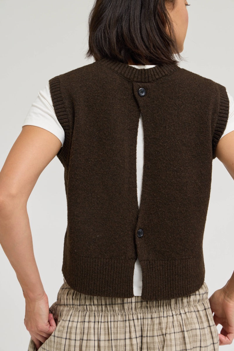 CAROB BROWN CABLE KNIT VEST