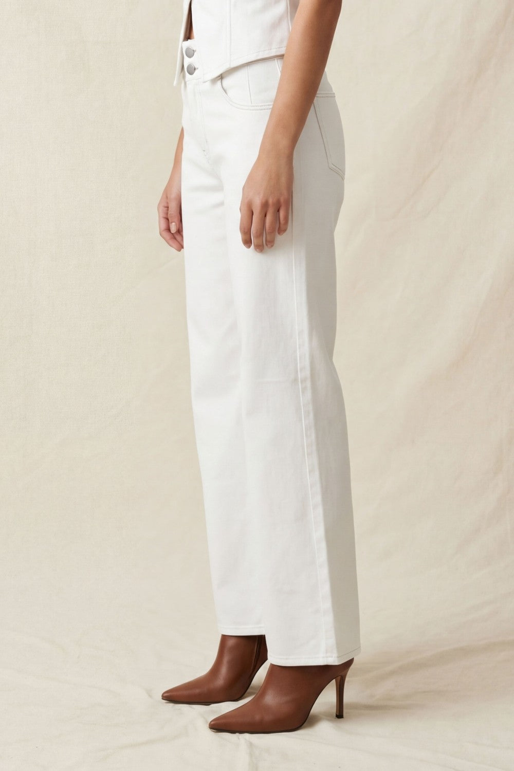 STRETCH DENIM STRAIGHT LEG JEANS WITH CONTRAST STITCHING--OFF WHITE