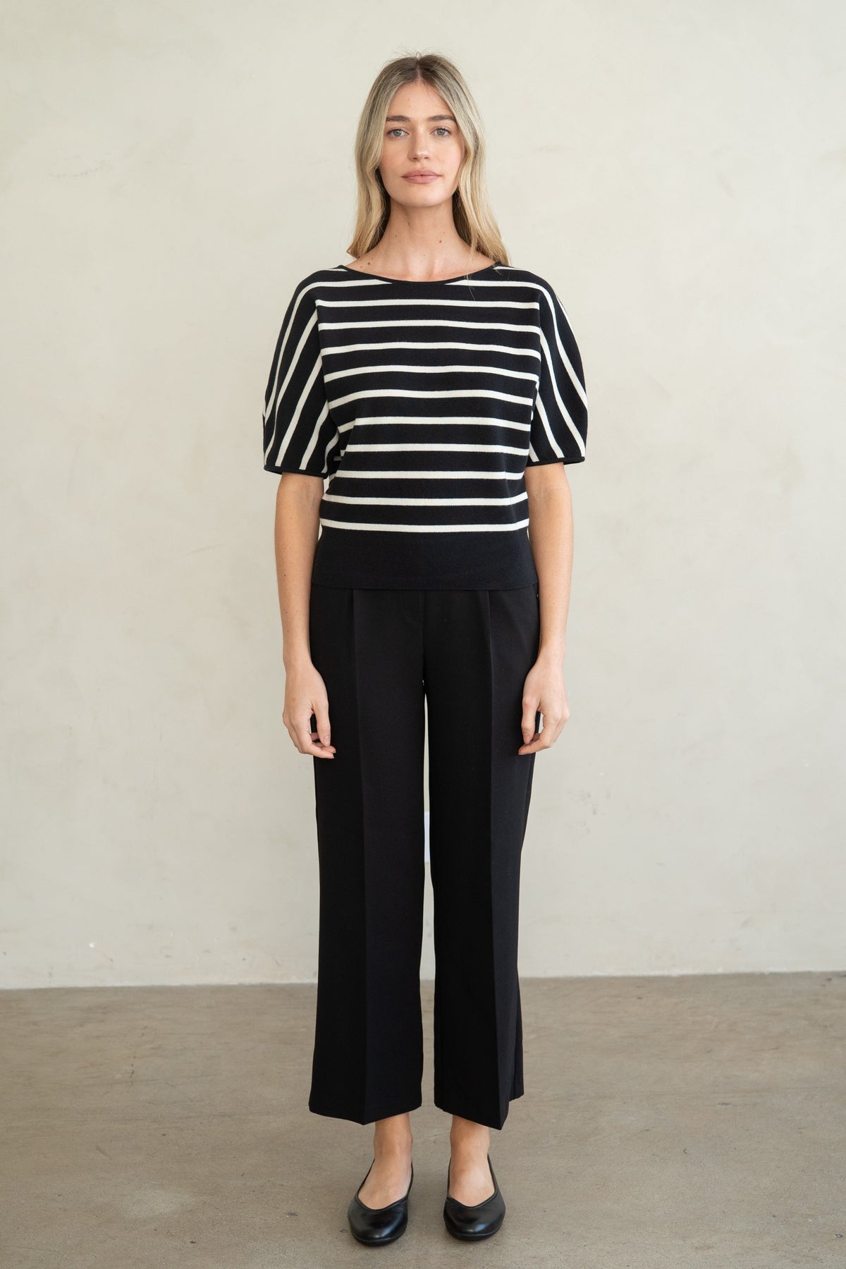 B&W STRIPED SHORT SLEEVE KNIT TOP