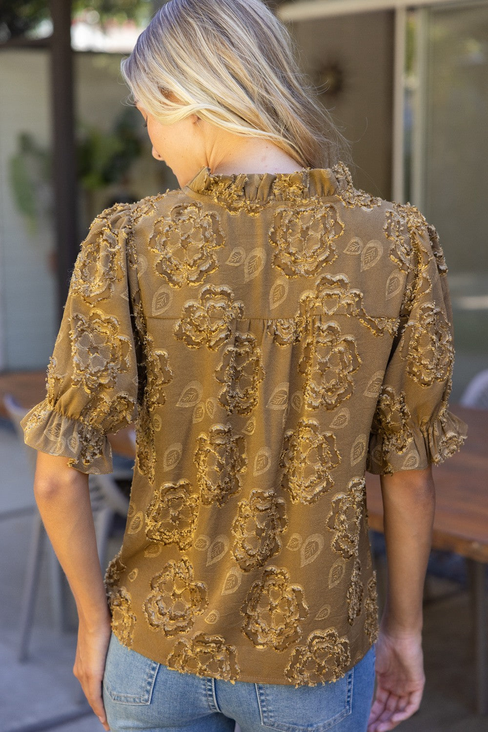 RUFFLED V-NECK FLORAL TEXTURE TOP--BROWN
