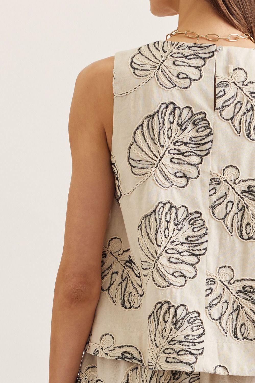 LEAF EMBROIDERED SLEEVELESS TOP--LINEN/BLACK