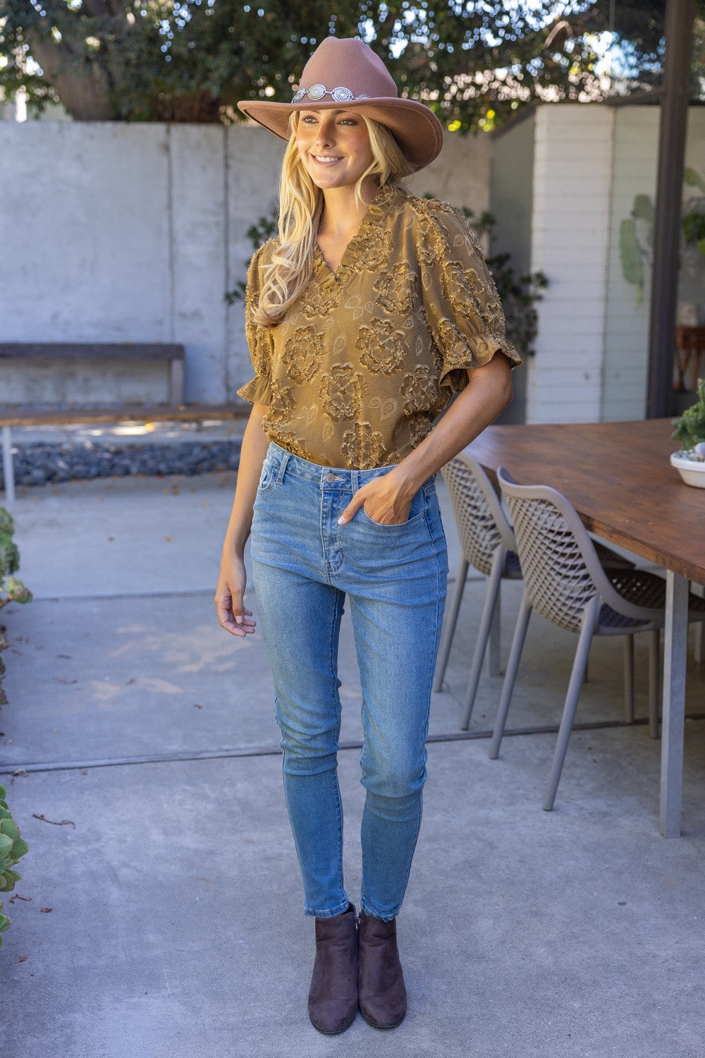 RUFFLED V-NECK FLORAL TEXTURE TOP--BROWN
